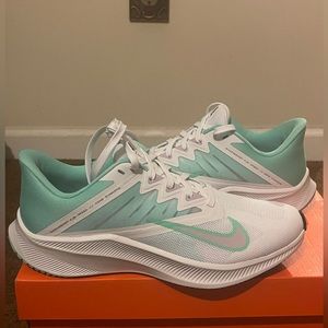 Women’s size 8.5 Nike Quest 3